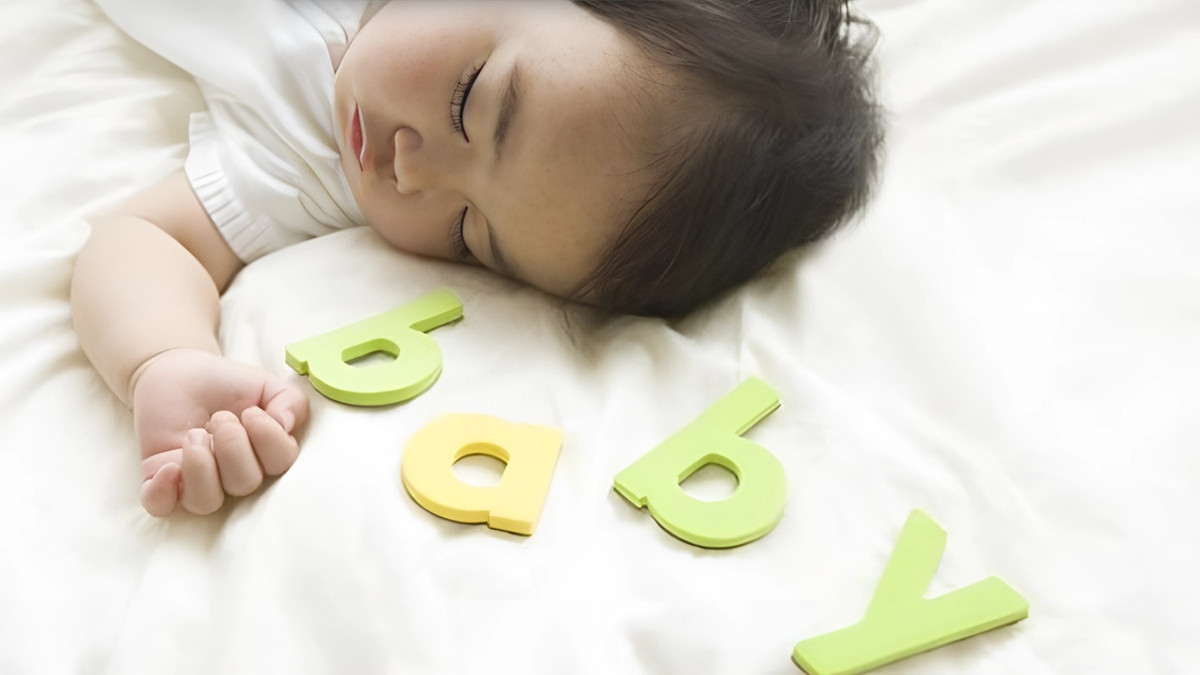 Khoảnh khắc em bé đang mút tay, suy tư