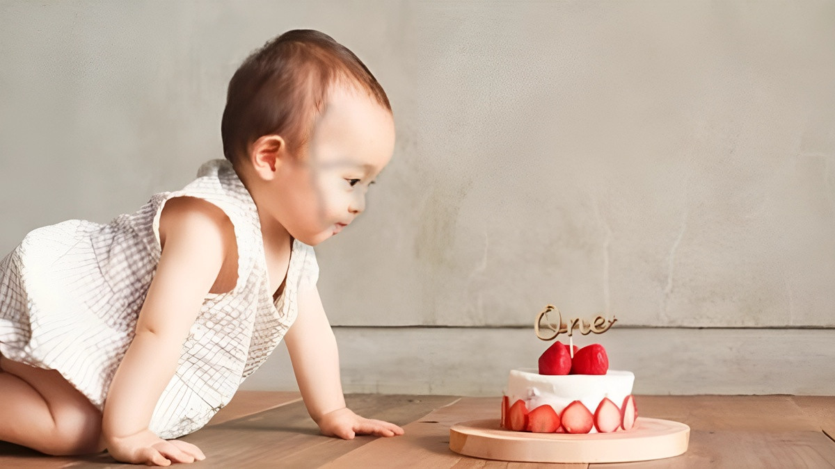 Em bé nhỏ xíu với mũ len ấm áp, ngủ say sưa