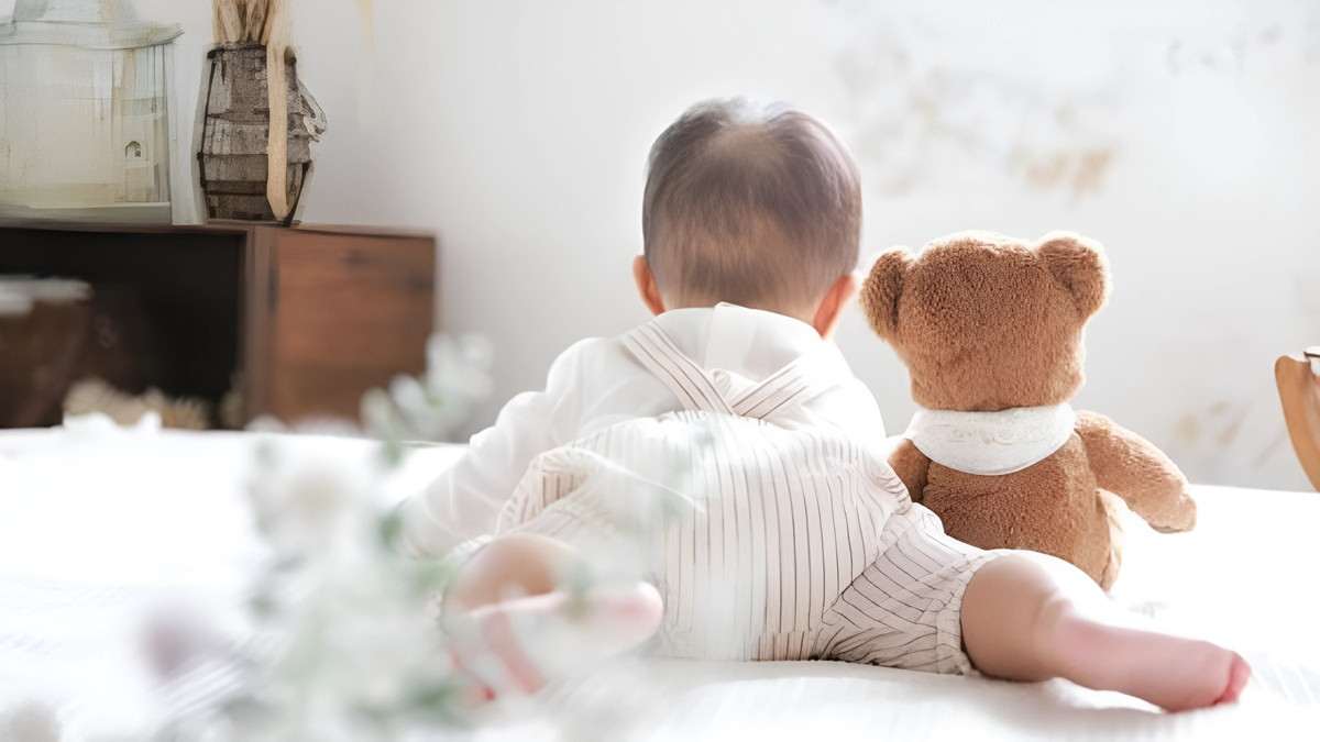 Em bé sơ sinh đang lim dim ngủ, vẻ mặt bình yên