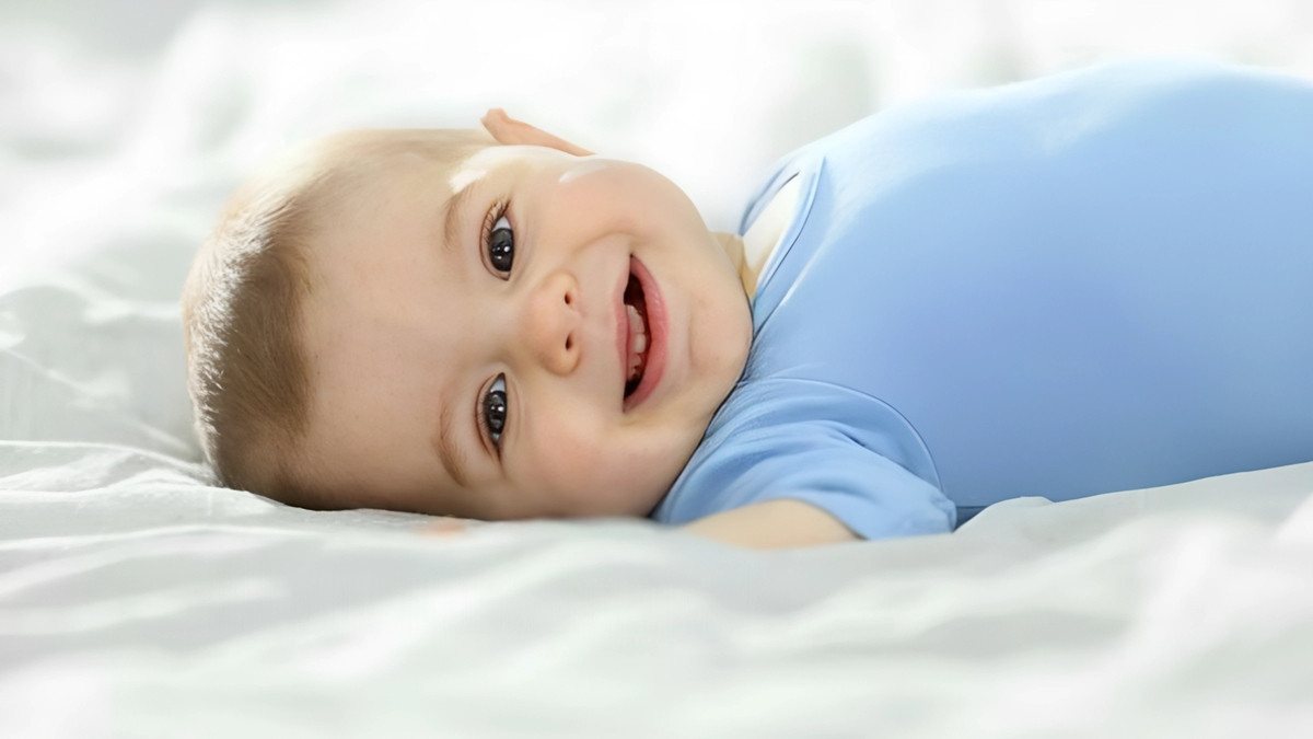 Em bé cười tít mắt với chiếc mũ tai thỏ ngộ nghĩnh