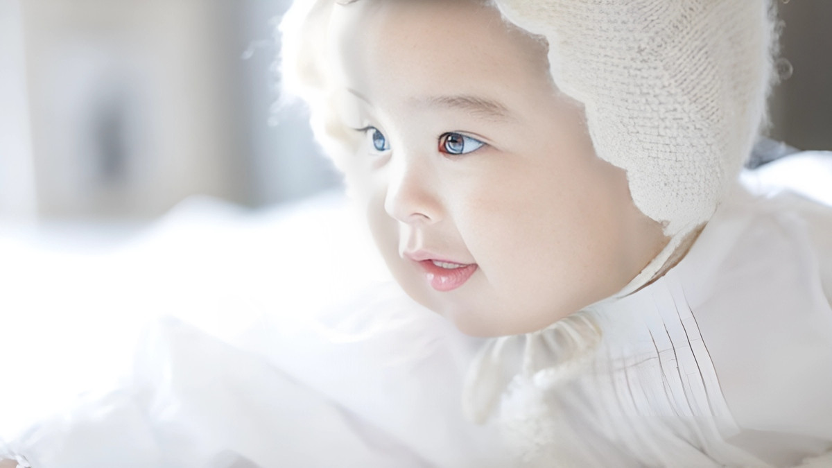 Em bé đang ôm chặt đồ chơi, thể hiện sự sở hữu
