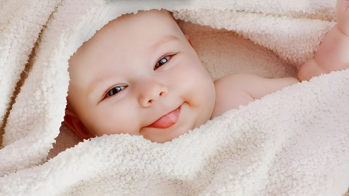 Em bé với đôi mắt đen láy, nhìn thẳng vào người xem