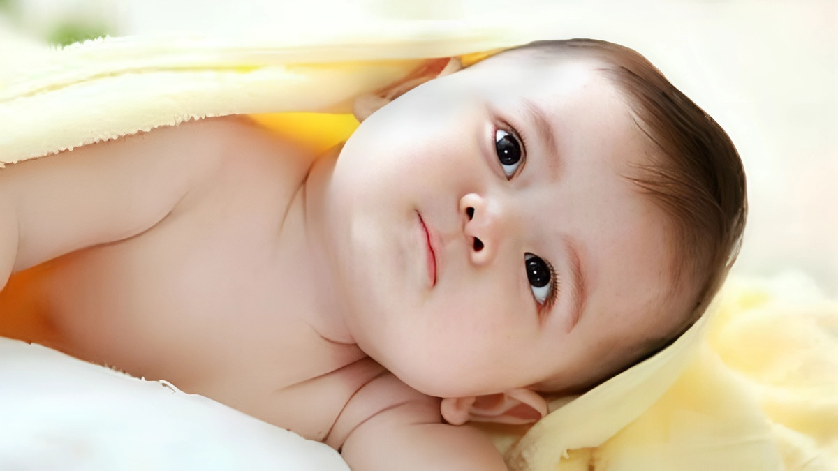Em bé cười khúc khích, chiếc răng sữa mới nhú