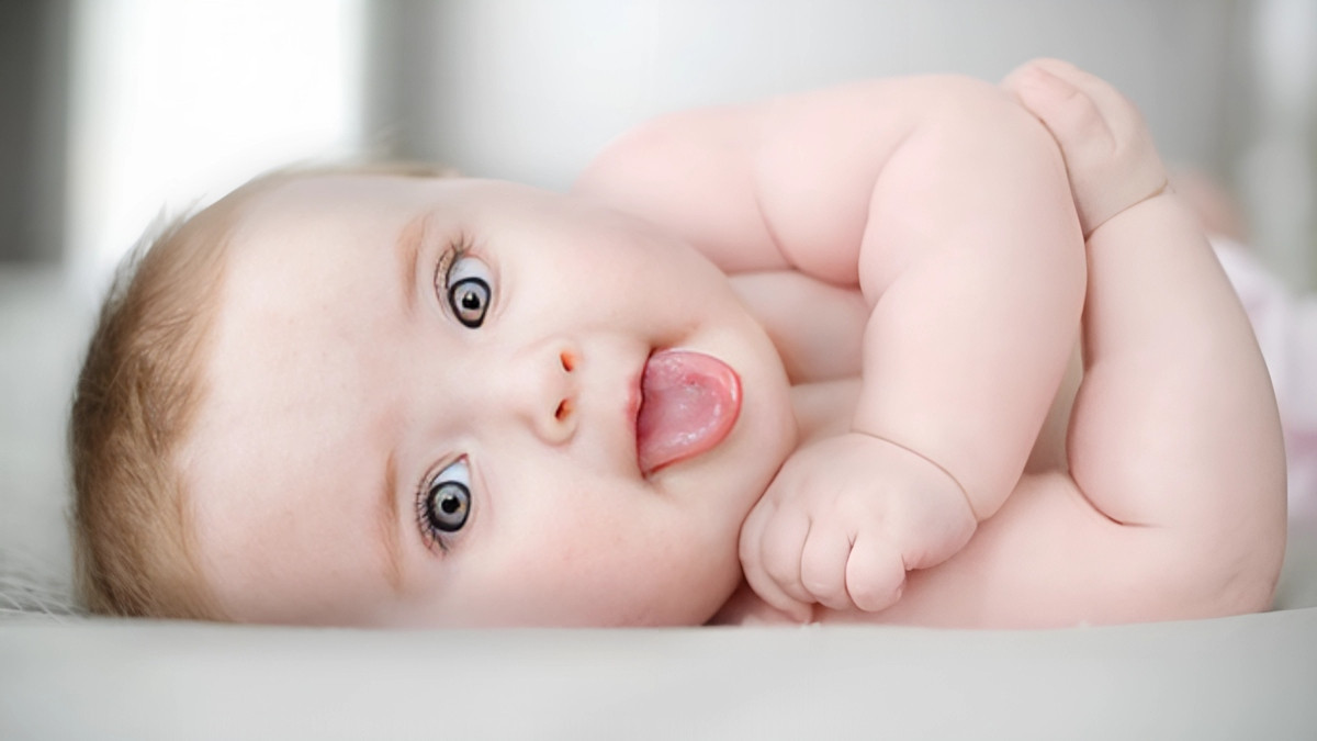 Hình ảnh em bé với chiếc khăn quàng cổ ấm áp