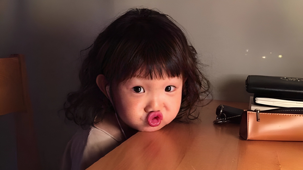 Em bé đáng yêu trong bộ đồ ngủ họa tiết ngôi sao
