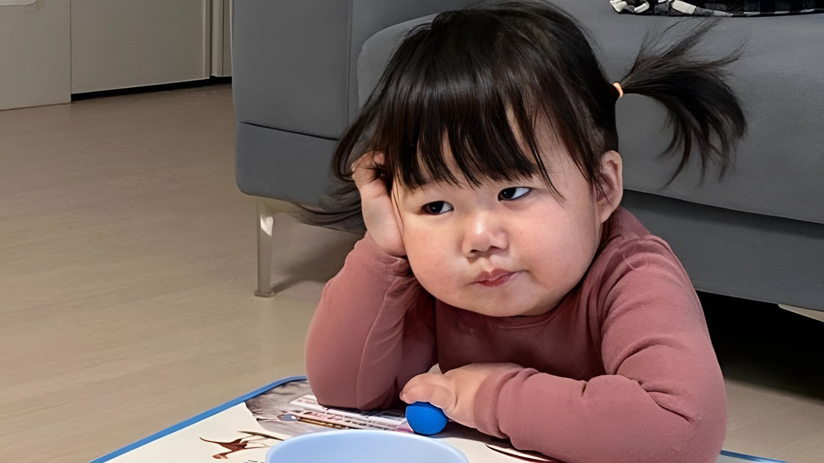Em bé với biểu cảm bất ngờ, đôi mắt mở to