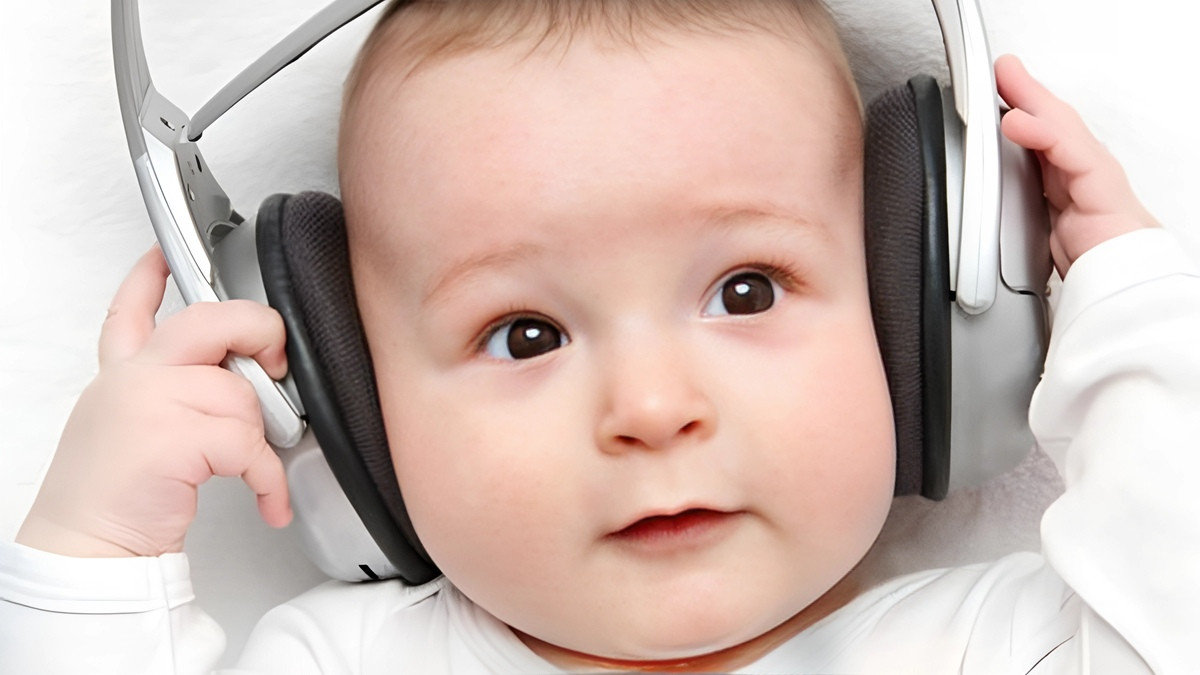 Em bé với chiếc nơ cài tóc lớn, cười rạng rỡ