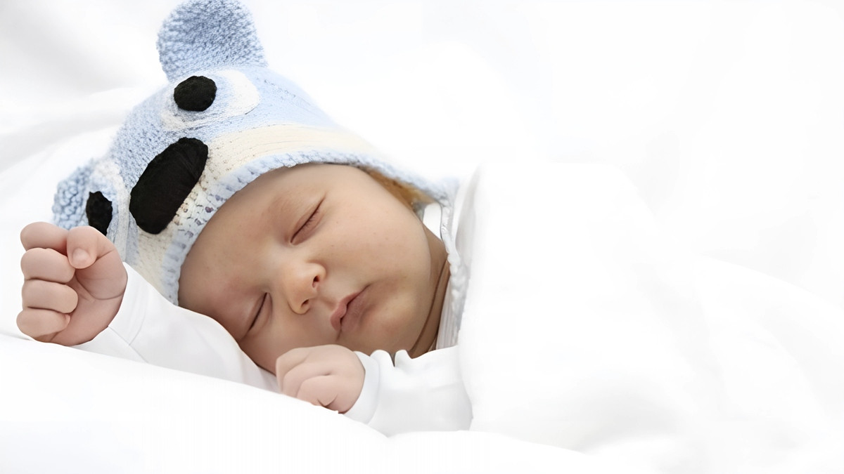 Khoảnh khắc em bé ngủ ngon lành trong vòng tay mẹ
