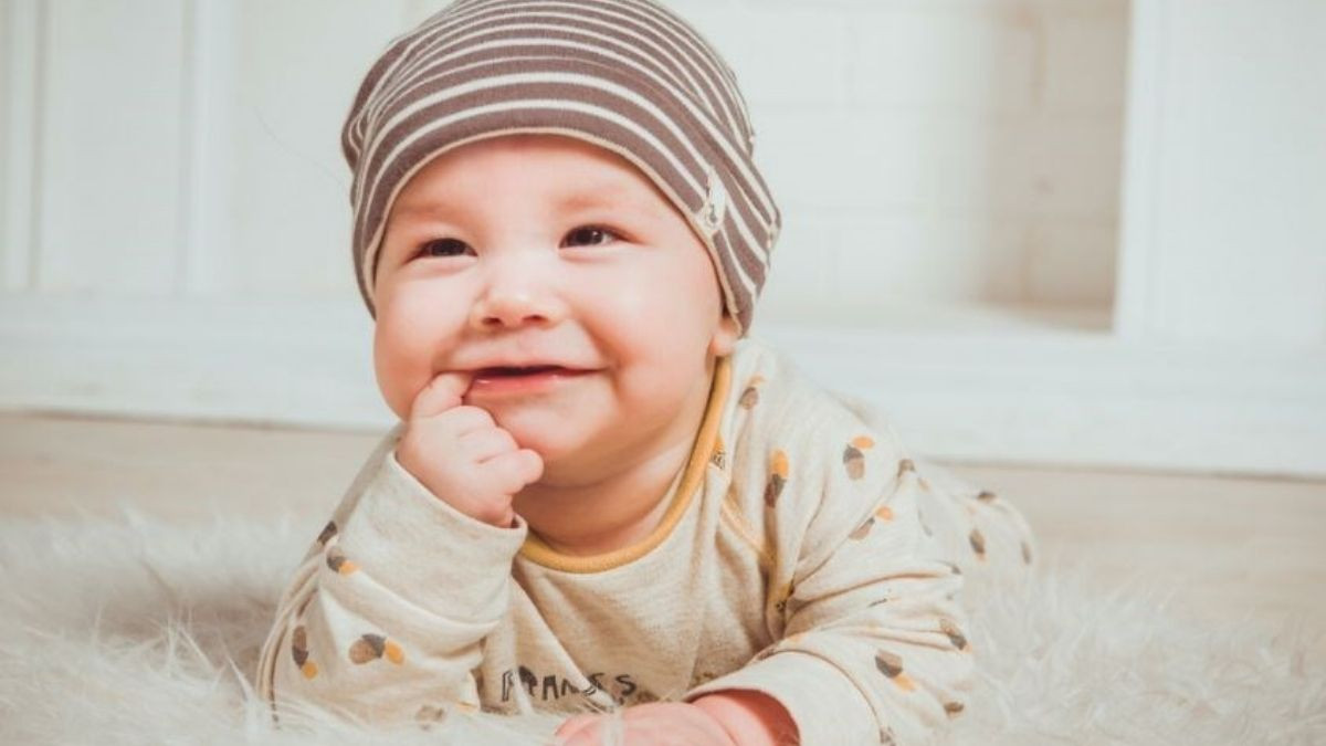 Em bé mắt híp, cười tít mắt trong bộ đồ len