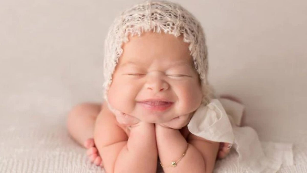 Em bé với biểu cảm cau mày đáng yêu