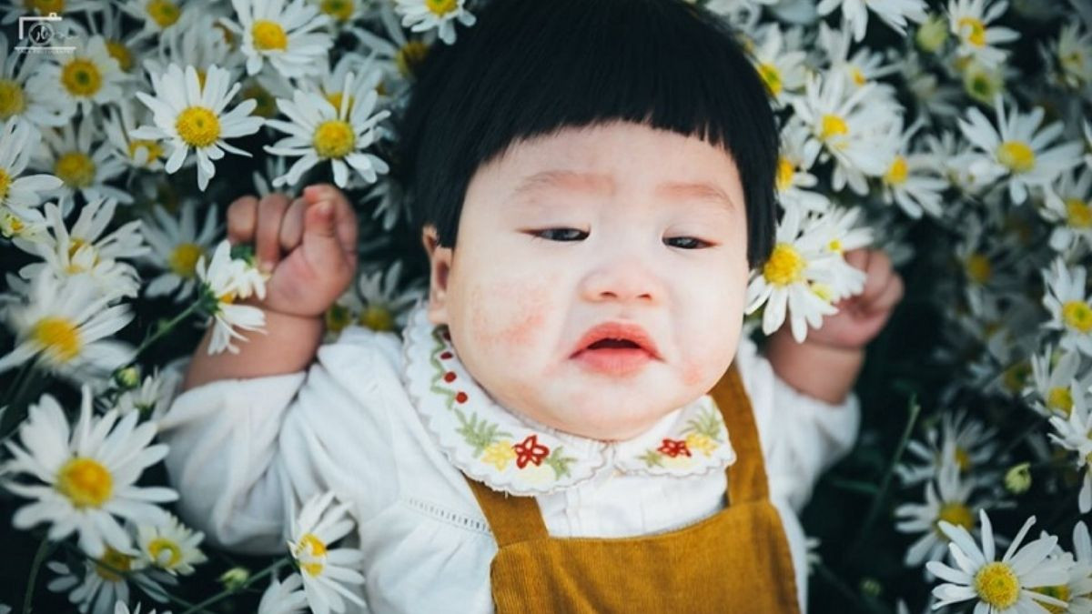 Em bé đang nhìn nghiêng, với ánh mắt lấp lánh