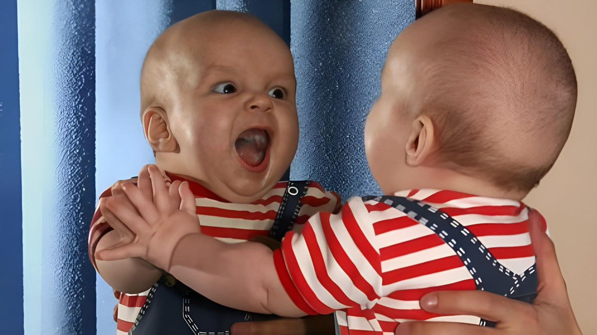 Em bé cười tươi, mái tóc bù xù đáng yêu