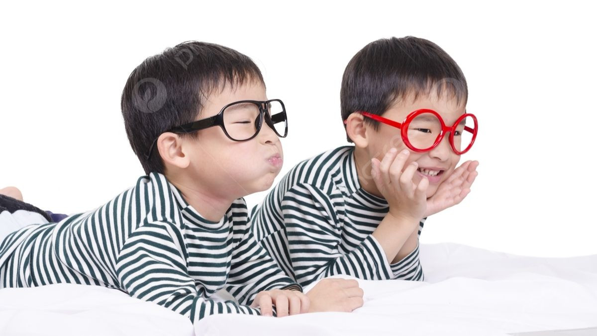 Em bé với đôi môi chúm chím, biểu cảm hồn nhiên
