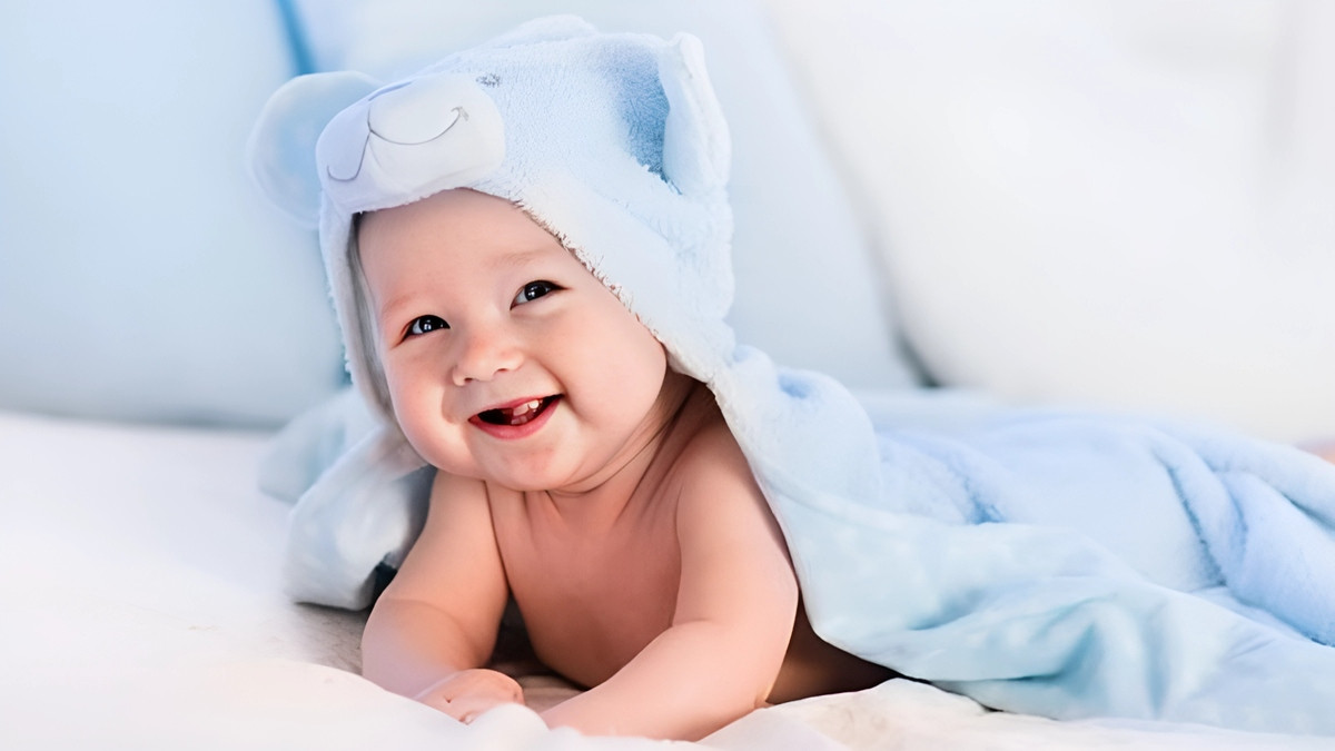 Em bé với đôi mắt to tròn, biểu cảm ngạc nhiên