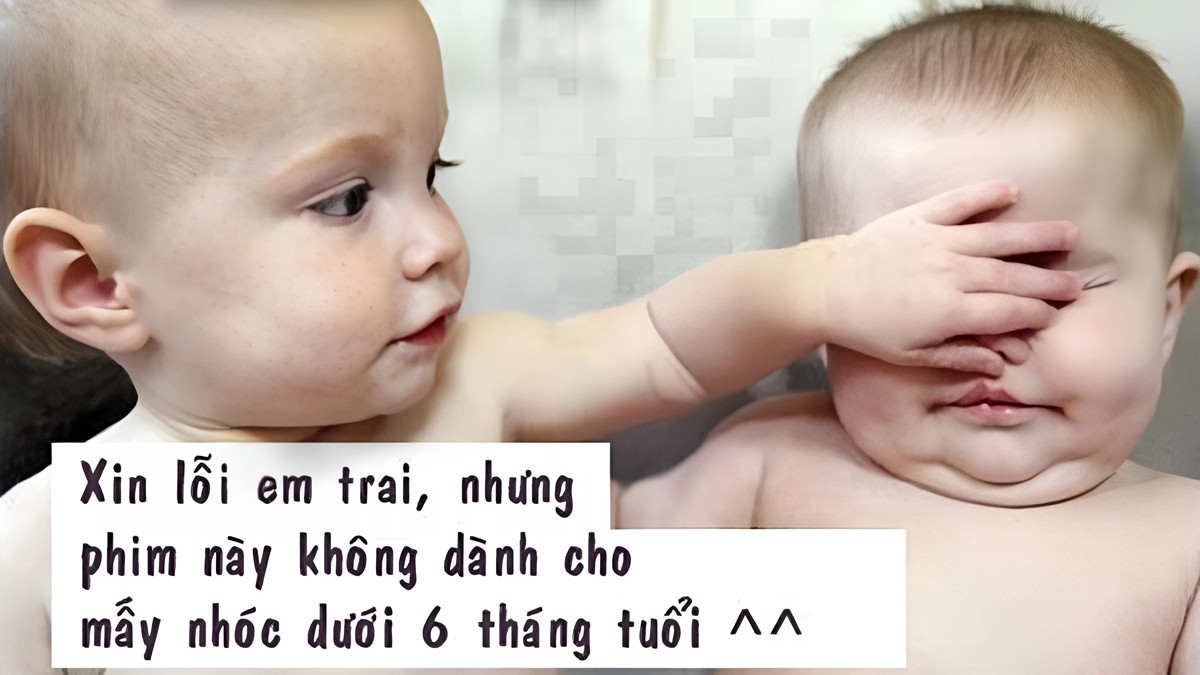 Em bé gái với chiếc kẹp tóc hình hoa, cười duyên