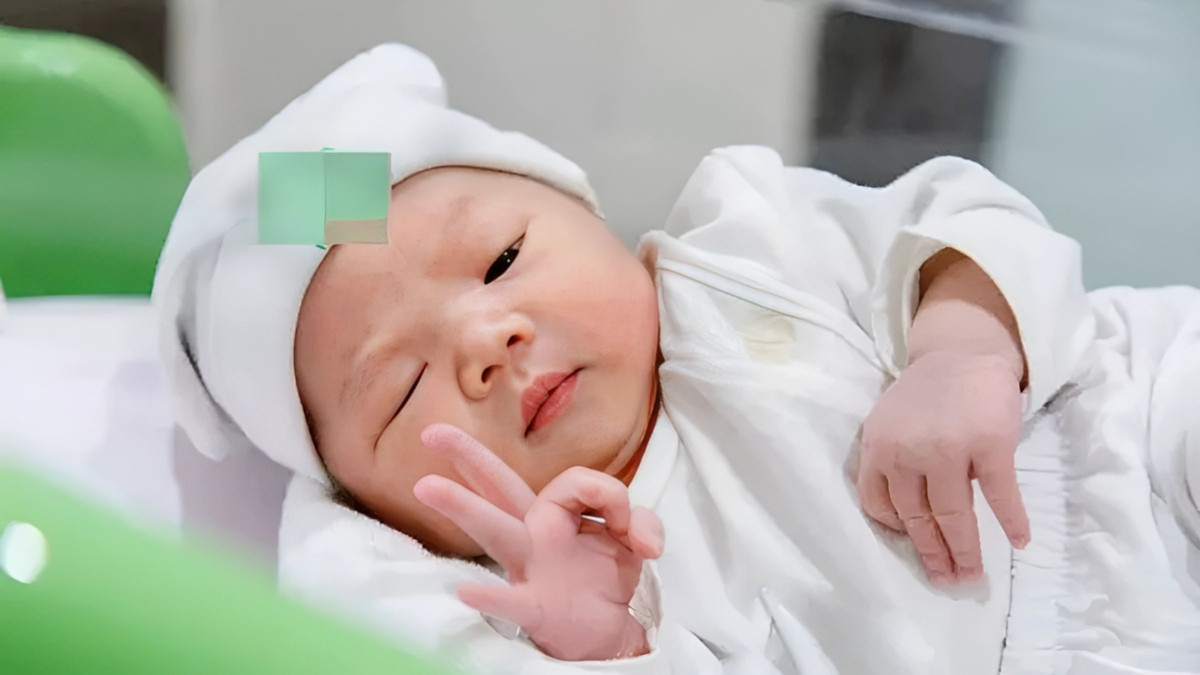Em bé đang tập bò, nhìn về phía trước đầy quyết tâm