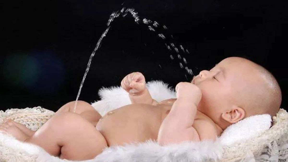 Em bé với biểu cảm tập trung cao độ, mắt không rời