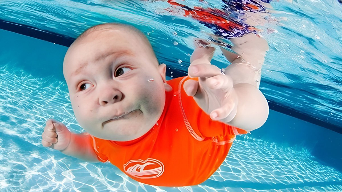 Em bé với mái tóc tơ mềm mại, ánh mắt ngây thơ