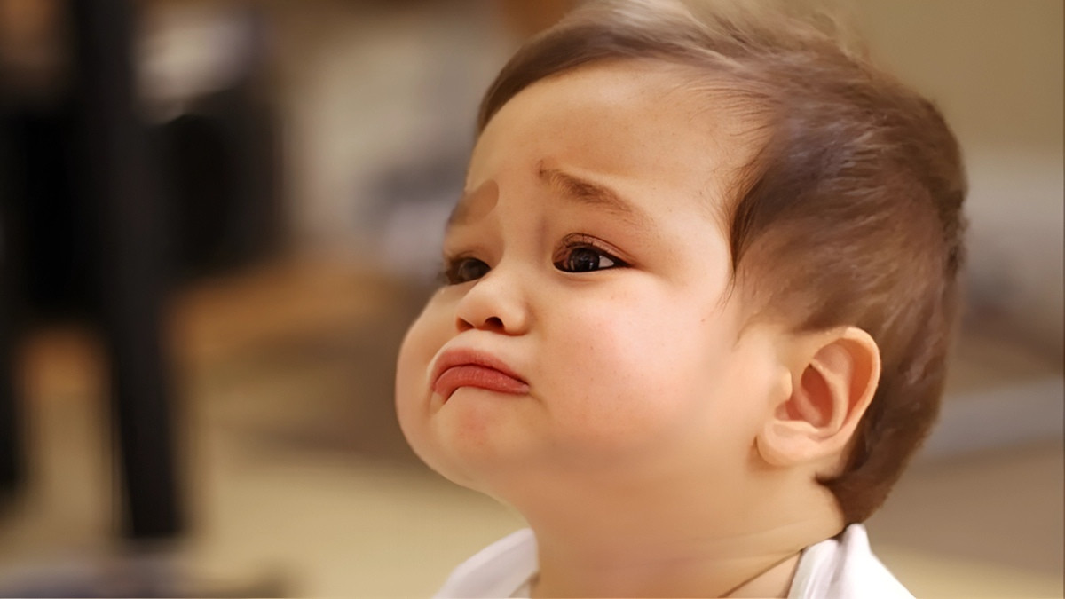 Em bé với khuôn mặt bầu bĩnh, dễ thương