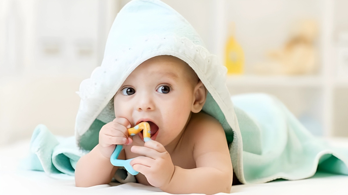 Em bé gái dễ thương với nơ cài tóc và nụ cười tươi