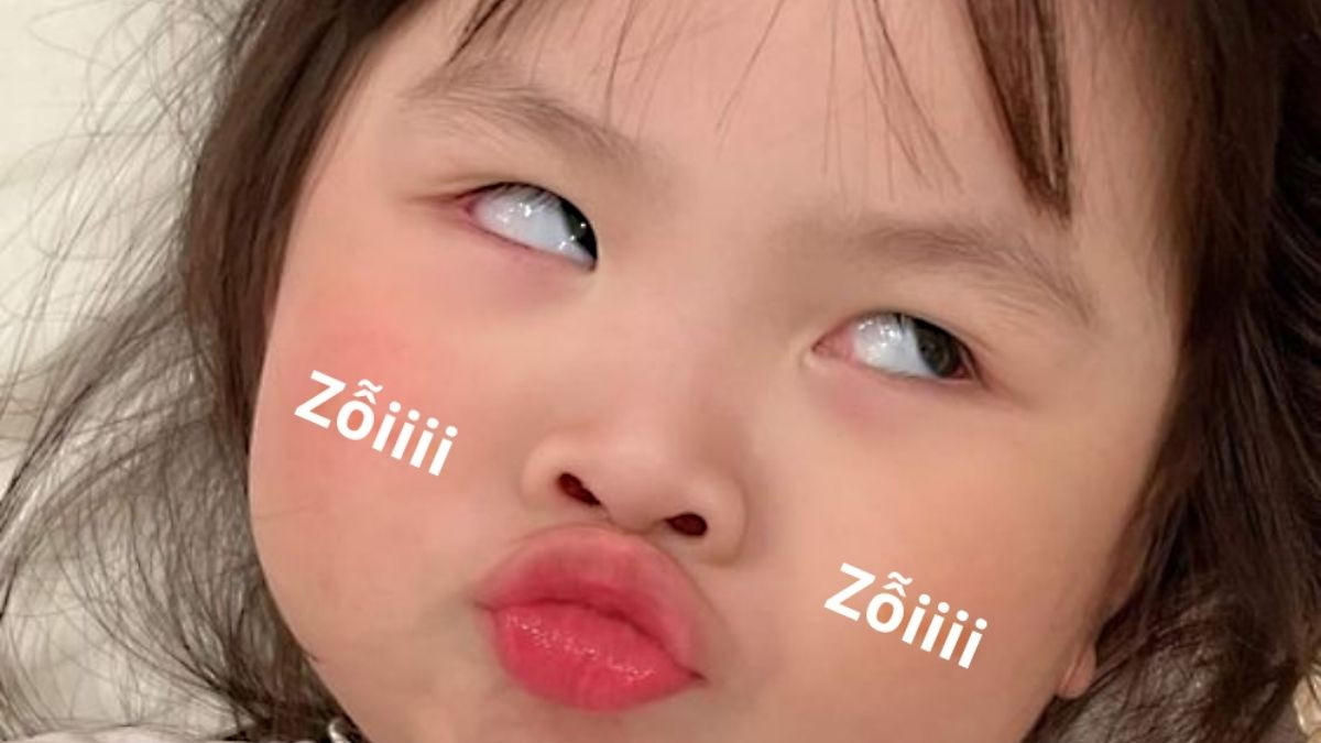 Meme em bé đang khóc, khuôn mặt nhăn nhó