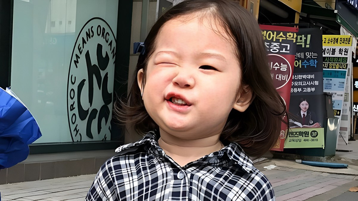 Meme em bé tóc bù xù, mắt mở to ngơ ngác