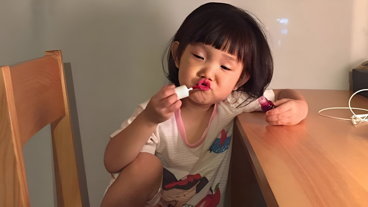 Meme em bé với chiếc áo phông quá khổ, biểu cảm đáng yêu