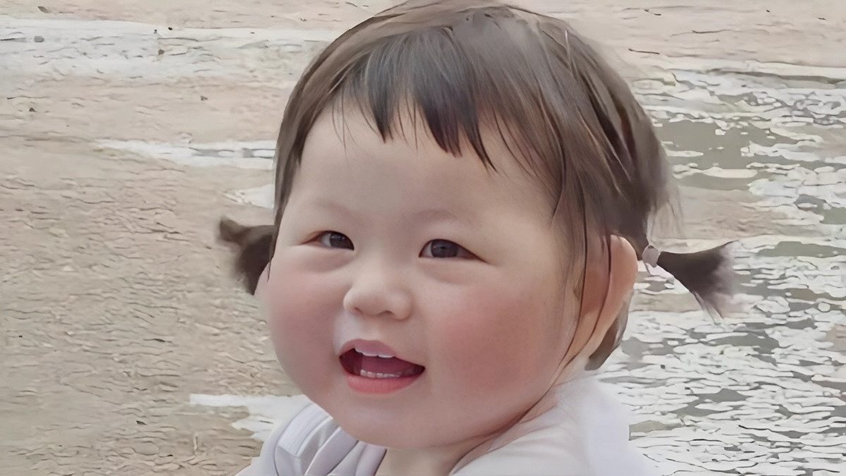 Meme em bé với biểu cảm &quot;hơi mệt&quot;, mắt lim dim