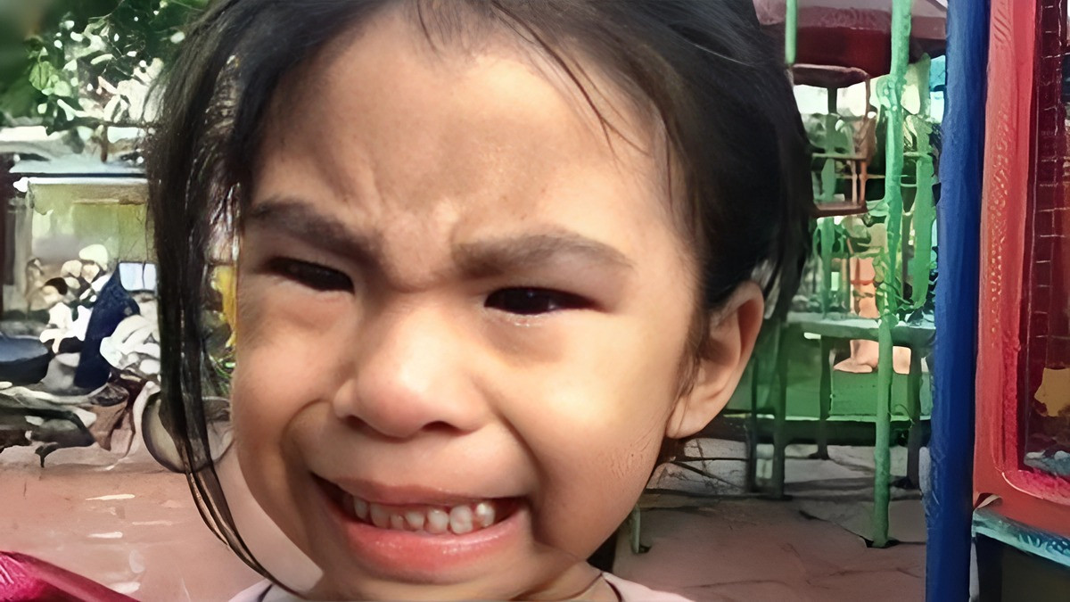 Meme em bé đang cố gắng nói, biểu cảm ngộ nghĩnh
