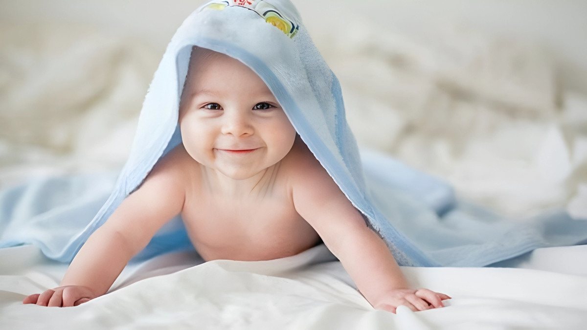 Em bé trai bụ bẫm đang say sưa khám phá thế giới