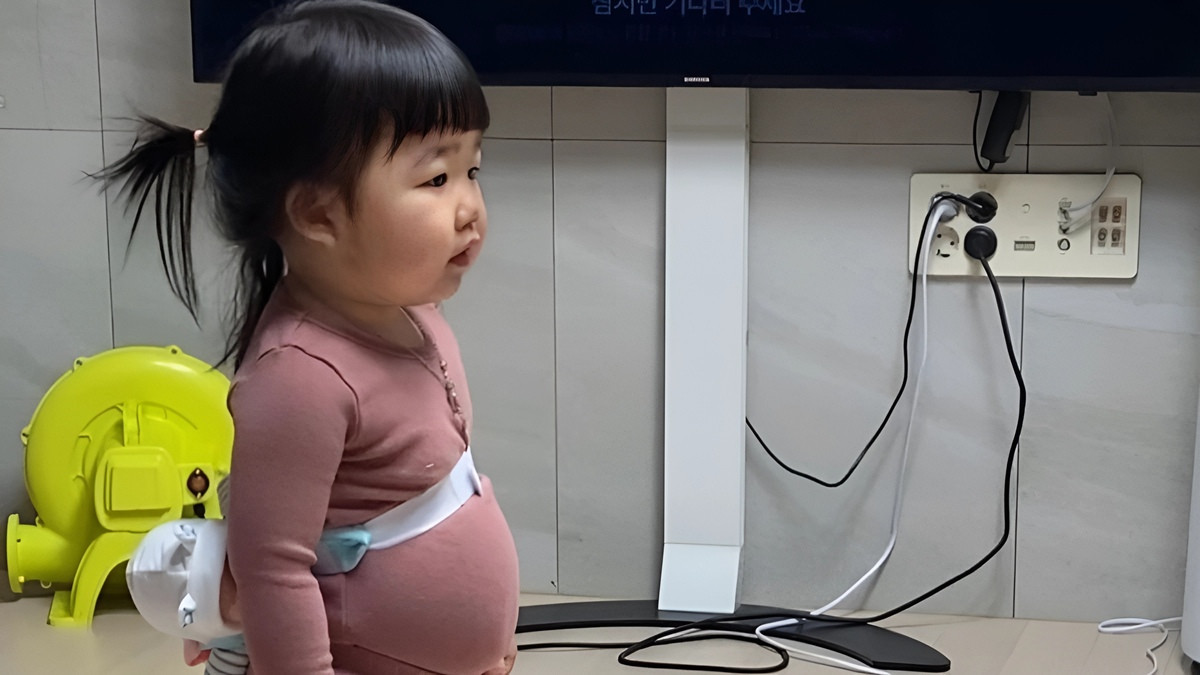 Meme em bé với biểu cảm giật mình đáng yêu