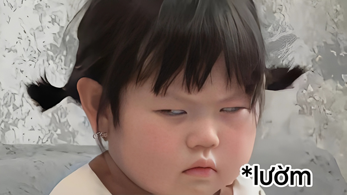 Meme em bé đang chơi đùa với nước, đầy thích thú