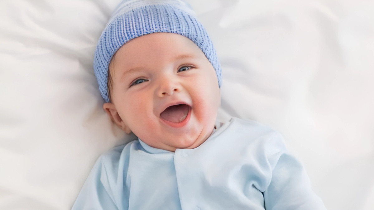 Em bé với đôi má hồng hào, biểu cảm lém lỉnh