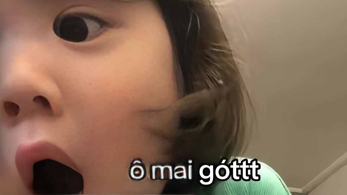 Meme em bé với mái tóc dựng đứng, biểu cảm hài hước