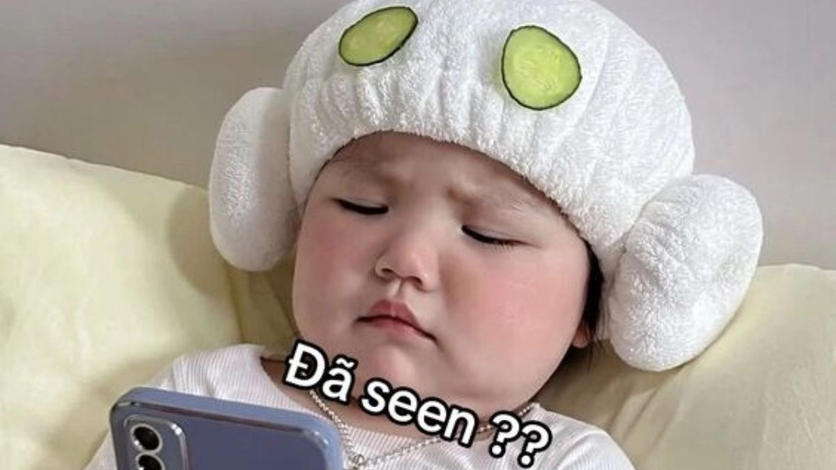 Meme em bé với đôi mắt ti hí, cười khúc khích