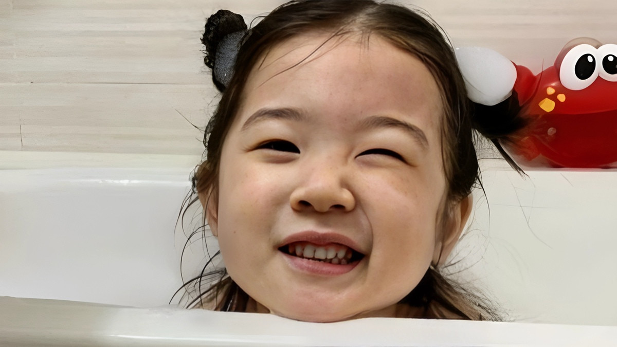 Meme em bé đang bú sữa, biểu cảm thoải mái