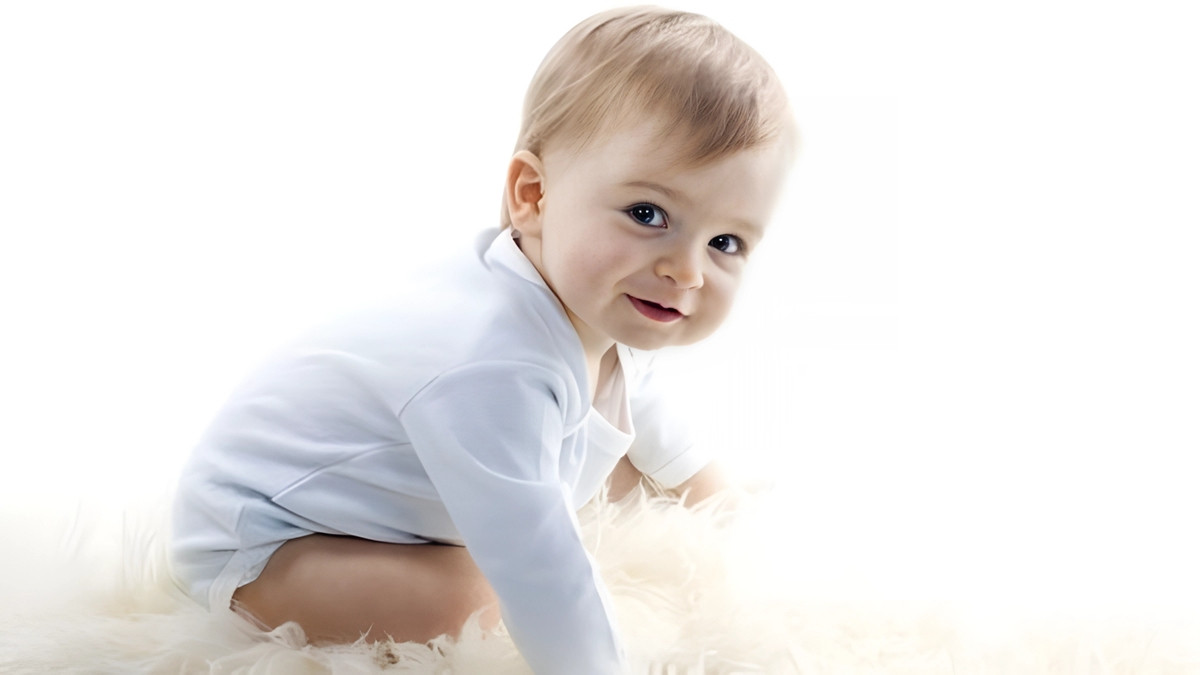 Hình ảnh em bé cười toe toét, đầy năng lượng