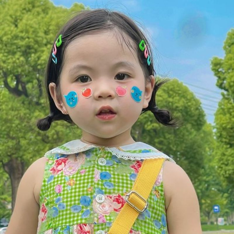 Avatar bé gái với chiếc váy hồng và đôi mắt biết nói