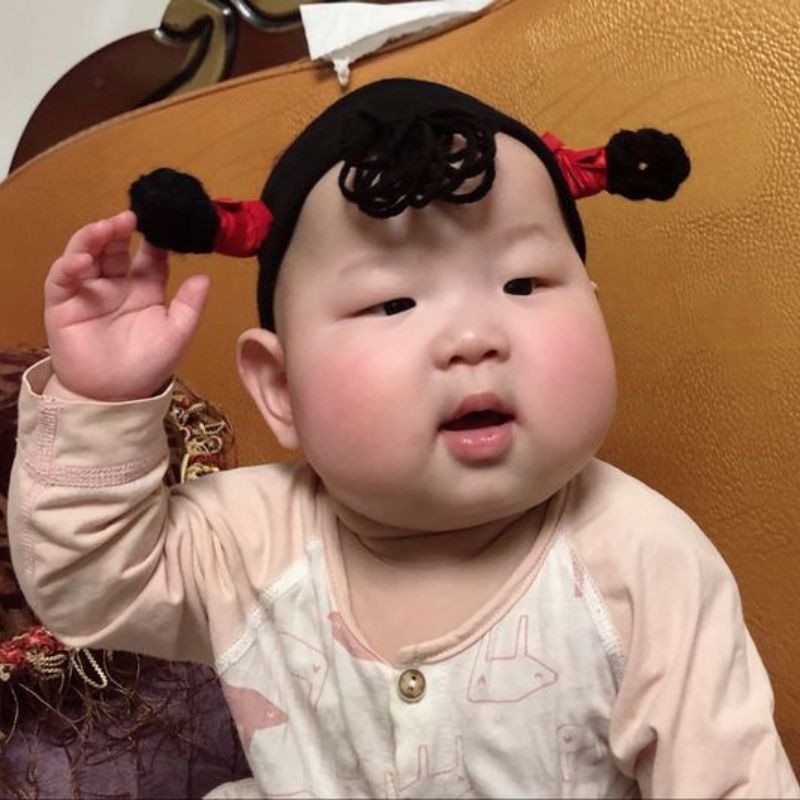Avatar bé gái đáng yêu với mái tóc xoăn nhẹ và nụ cười ngọt ngào