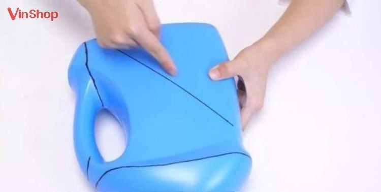 Bước 1: Kẻ đường cắt trên chai nước giặt