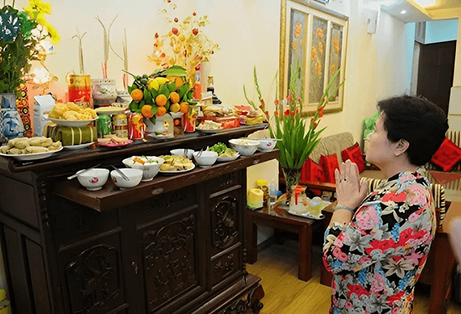 Bàn thờ Bà Tổ Cô được lập để thờ cúng và cầu mong sự phù hộ