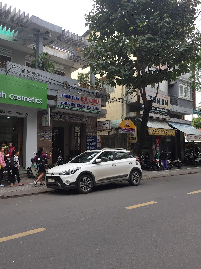 Bác sĩ da liễu Nguyễn Văn Hoa tại phòng khám Đà Nẵng