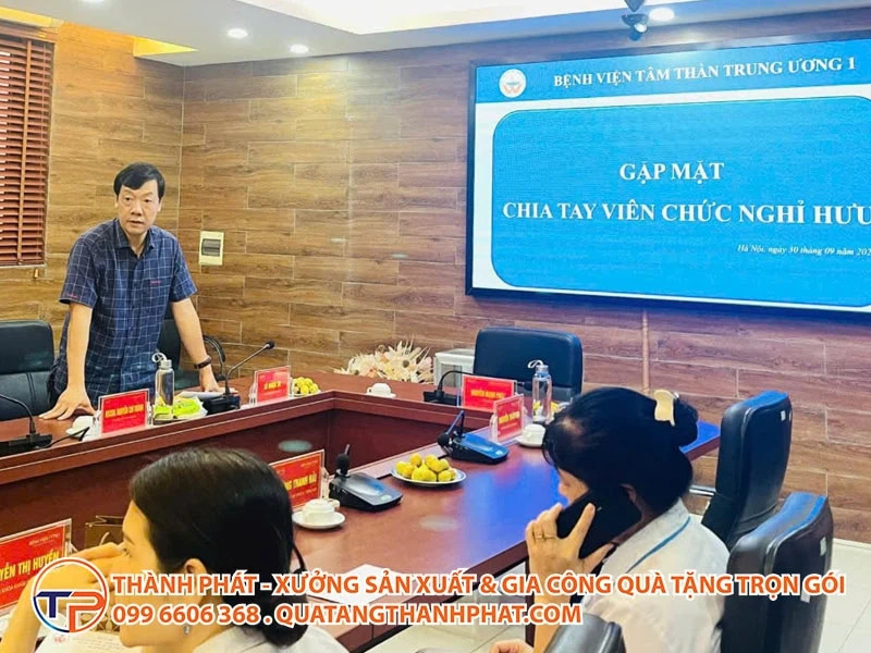 Người phụ nữ phát biểu nghỉ hưu đầy cảm xúc trước đồng nghiệp