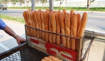 Bánh mì que Chú Sơn nóng giòn, giữ nguyên hương vị truyền thống đặc trưng