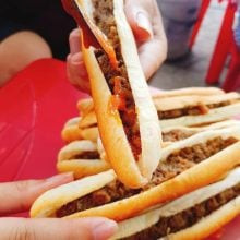 Bánh mì que Đà Nẵng ngon nhất ở phần pate tự làm theo công thức gia truyền cùng với sốt ớt độc lạ