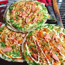 Khách hàng thưởng thức bánh tráng nướng tại một quán ngon ở Đà Lạt
