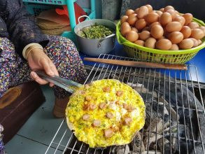 Bánh tráng nướng Đà Lạt giòn tan với đa dạng topping hấp dẫn