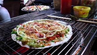Bánh tráng nướng nóng hổi, nghi ngút khói giữa tiết trời se lạnh Đà Lạt