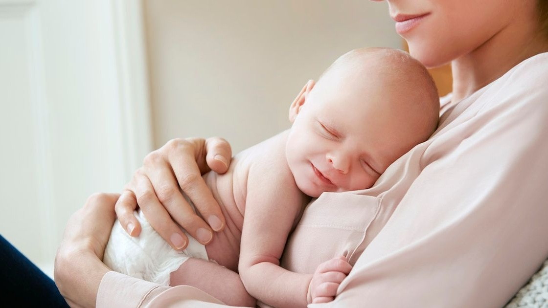 Hình ảnh minh họa em bé và người mẹ, tượng trưng cho việc sinh con vào ngày tốt tháng 8 với mong muốn bình an, may mắn.