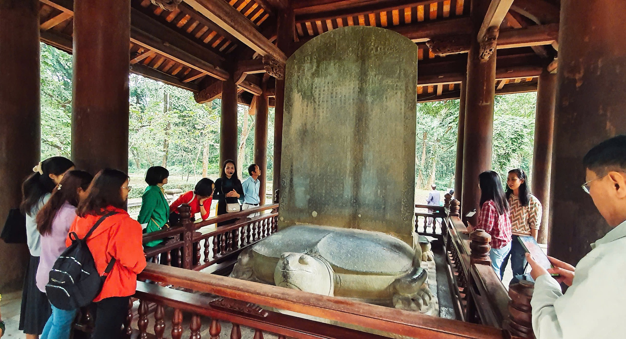 Bia đá cổ kính tại Vĩnh Lăng Lam Kinh, một trong những bảo vật quốc gia quan trọng, ghi lại lịch sử và công lao của vua Lê Thái Tổ